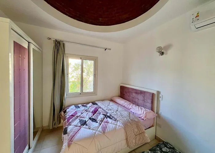 Apartment 2 Bedroom Flat With Balcony *